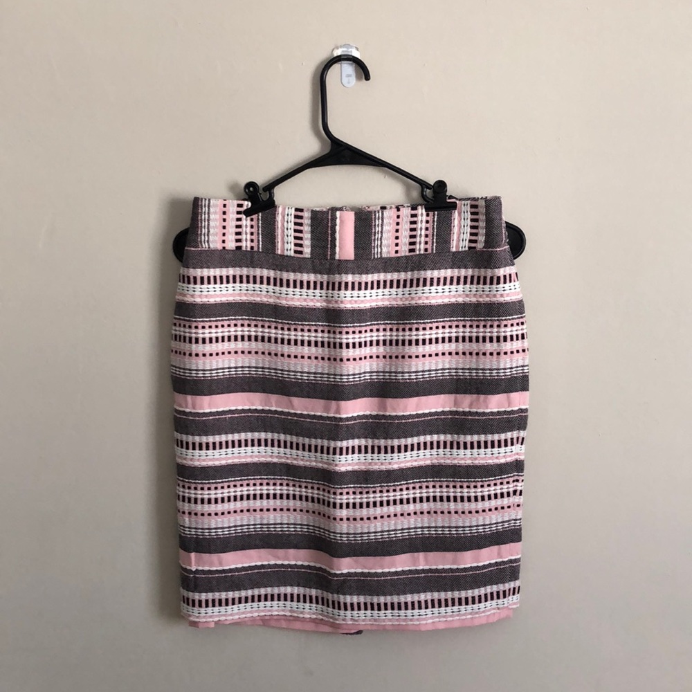Lightly worn, LOFT size 2, pink, black and white pencil skirt